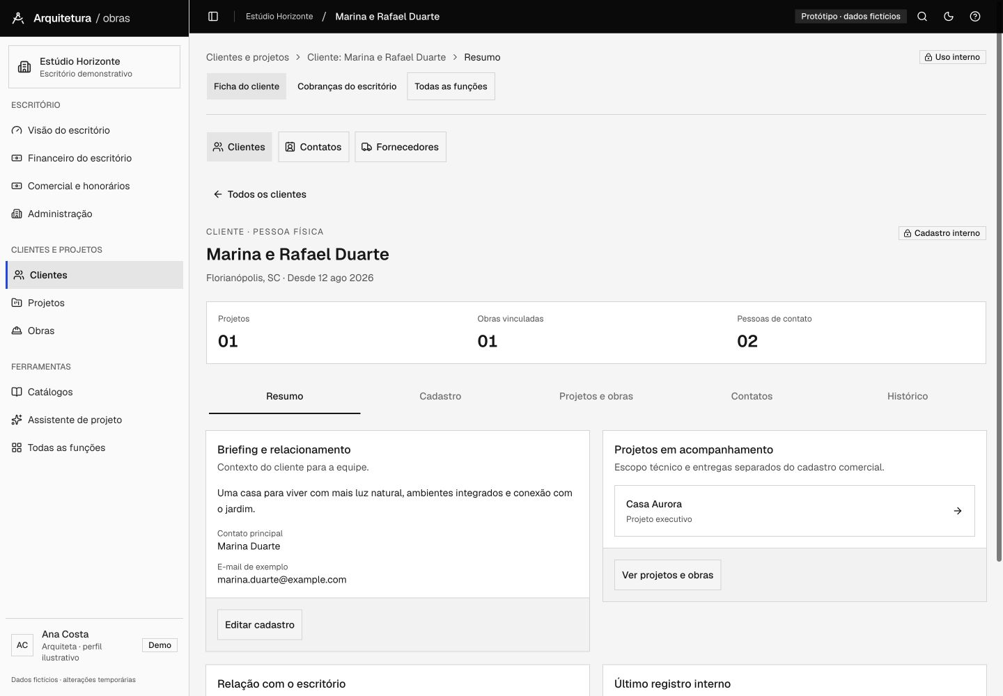 Ficha demonstrativa de cliente com resumo, contatos e projeto vinculado.